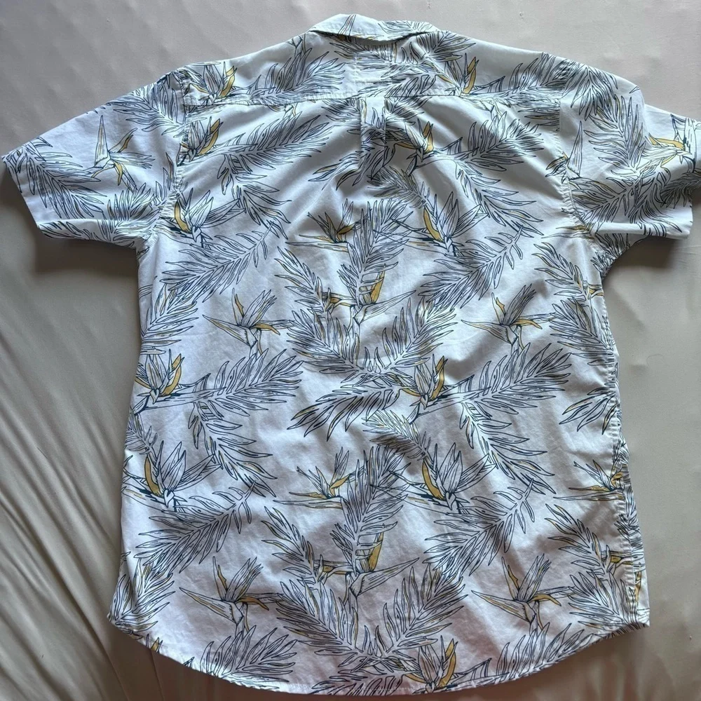 ⭐️⭐️⭐️Men’s Levi floral pine collared button down shirt size XL